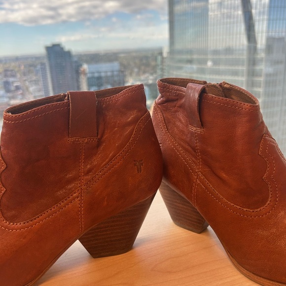 Frye 8 “Raina” in Cognac NEWER worn once— heel tag still in. Classic and quality - Picture 6 of 12